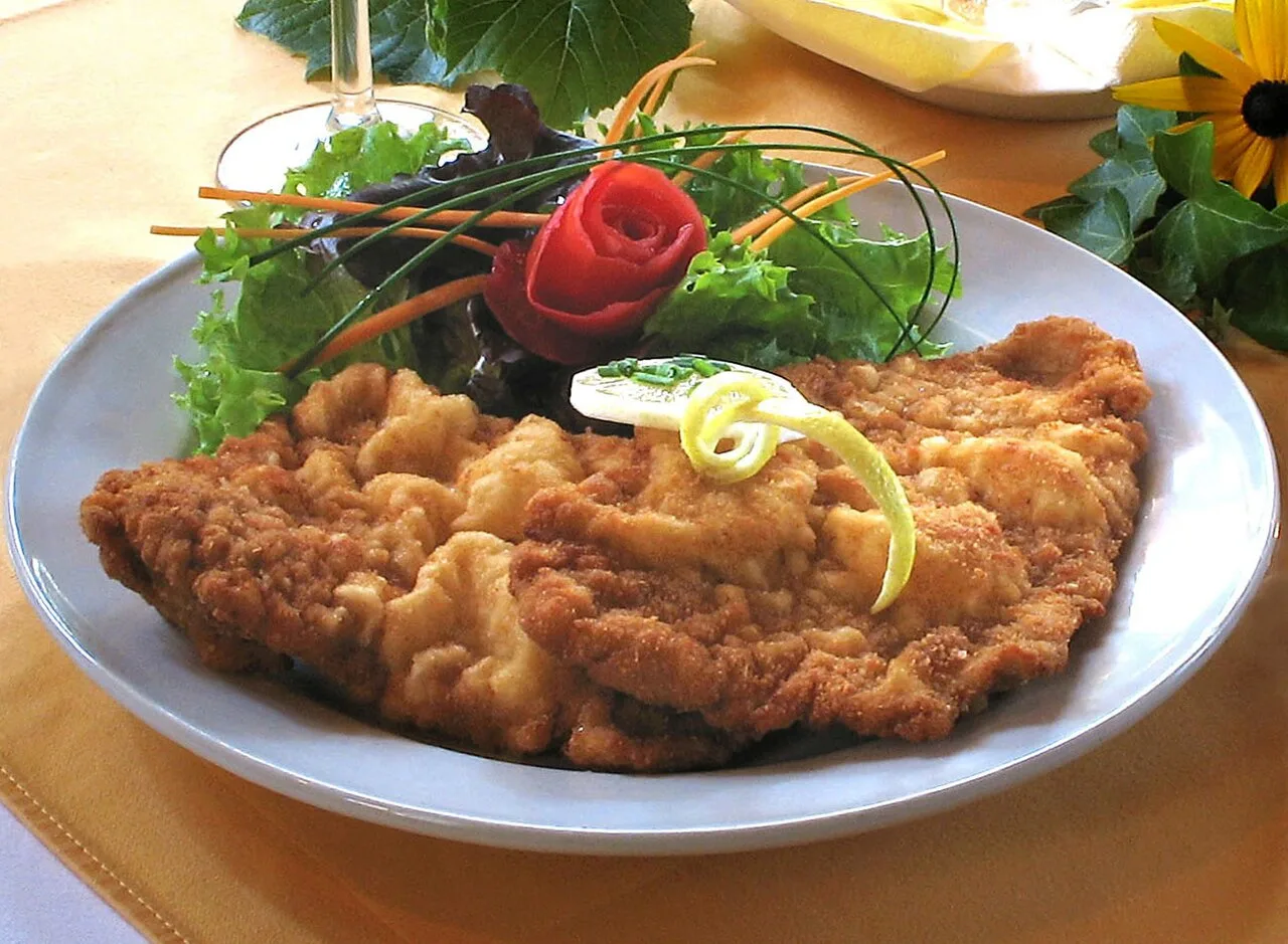 Geleneksel Şnitzel ve Patates Salatası