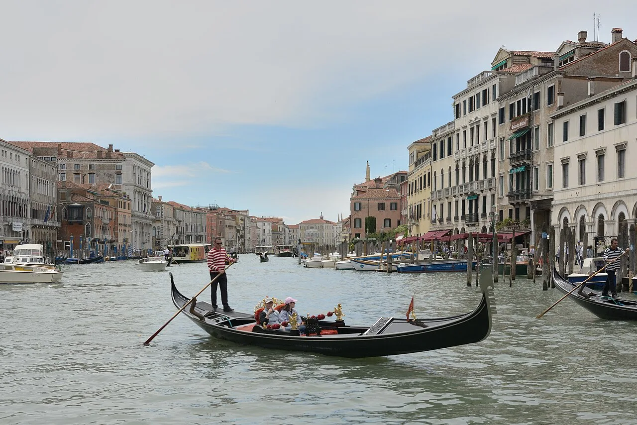 Venedik Gondol Turu Dar Kanal