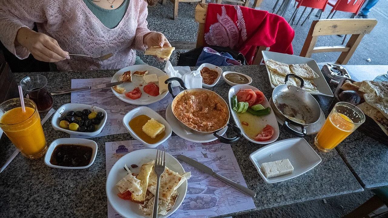 Zengin Türk Kahvaltısı Masası